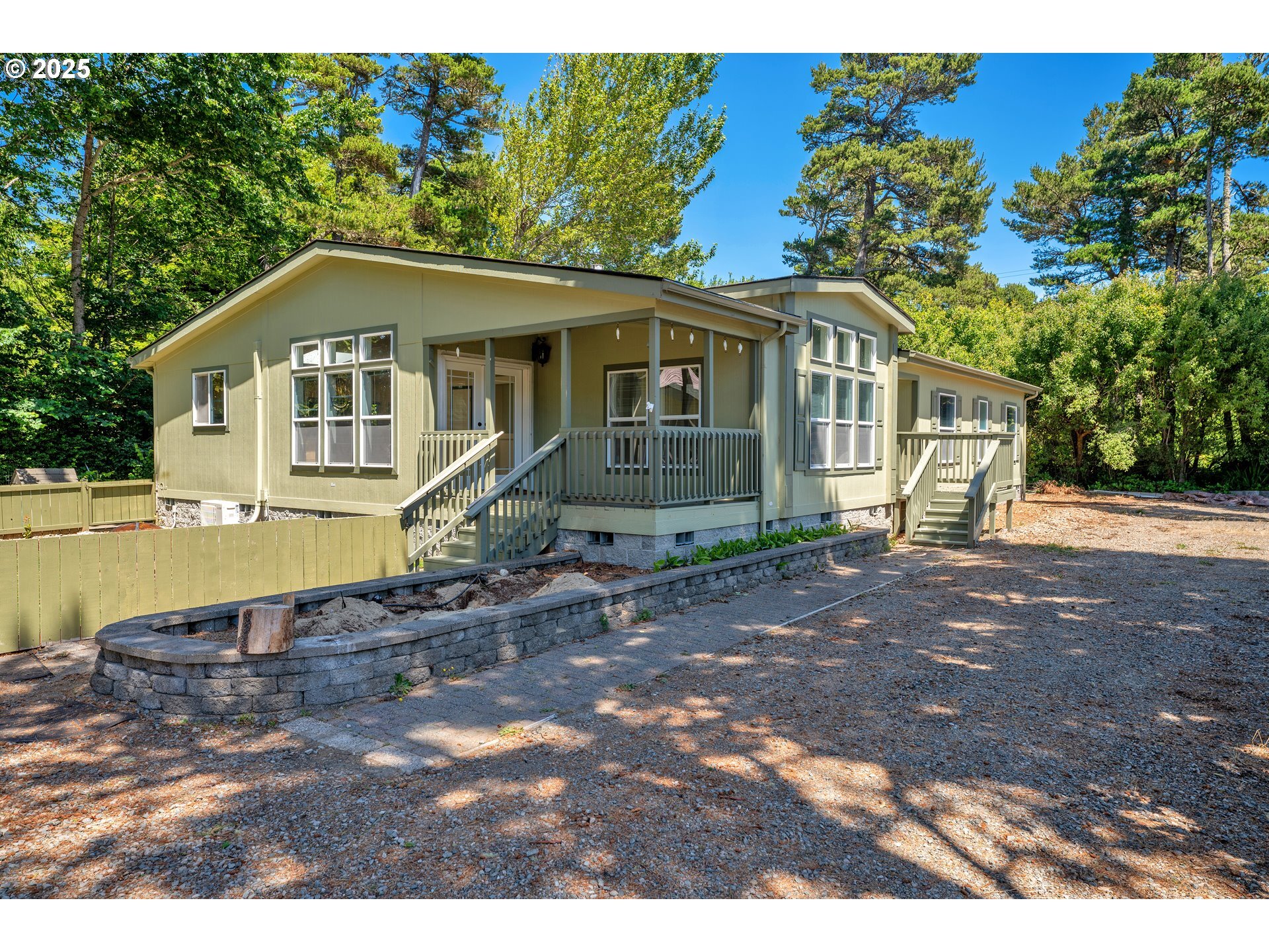 Property Photo: 4739 N Jetty Rd OR 97439