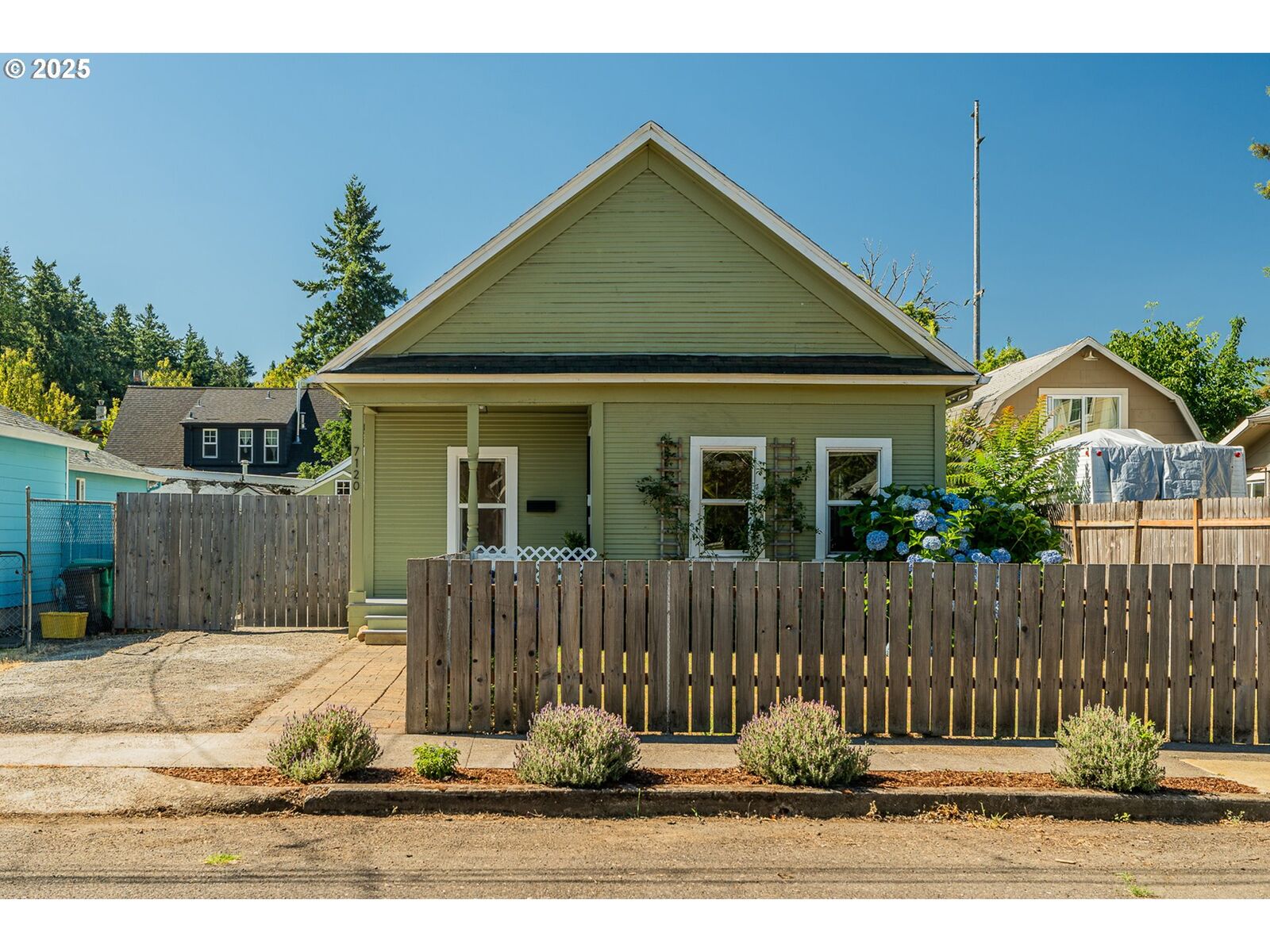 Property Photo:  7120 SE Insley St  OR 97206 