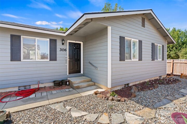 Property Photo:  306 W Ridgeview Lane  WA 98926 