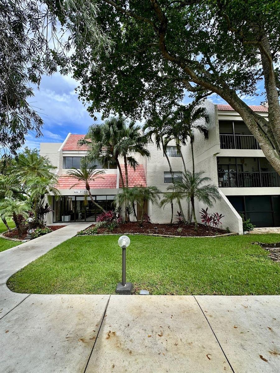 Property Photo: 210 Lakeview Dr 102 FL 33326