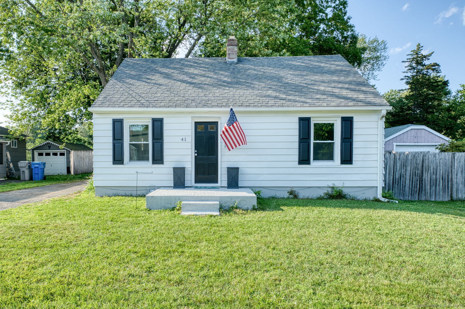 Property Photo:  41 East New Street  CT 06010 