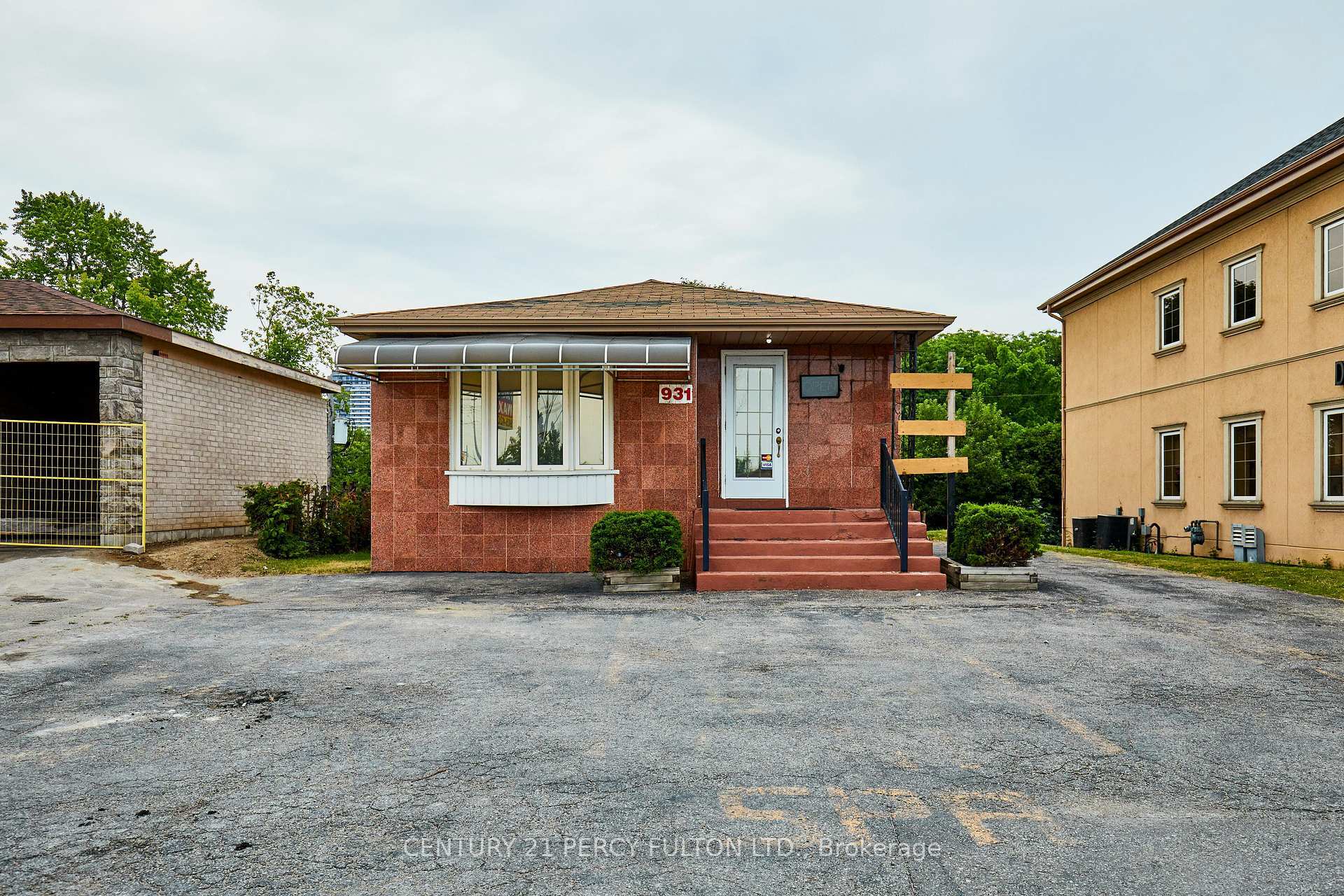 Property Photo: 931 Liverpool Road ON L1W 1S7