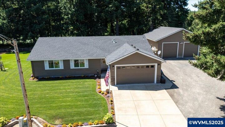 Property Photo: 201 Ironwood Ct OR 97383