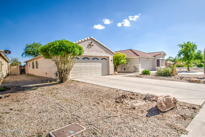 Property Photo:  937 E Nardini Street  AZ 85140 