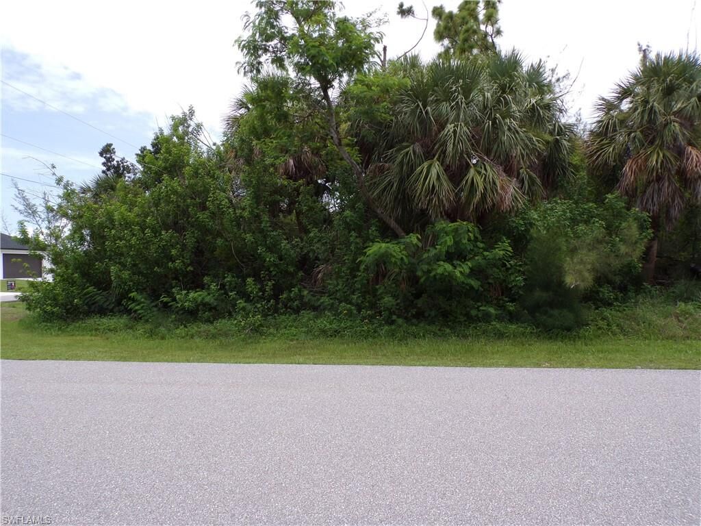 Property Photo: 10416 Sarasota Rd FL 33981