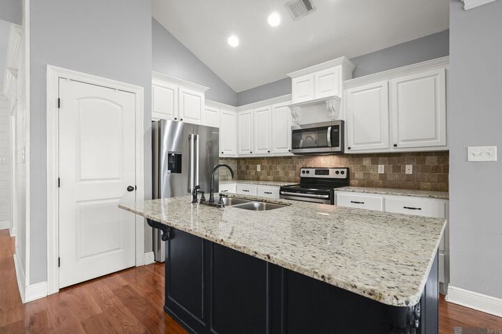 Property Photo:  7373 Estelle Dr  LA 70726 