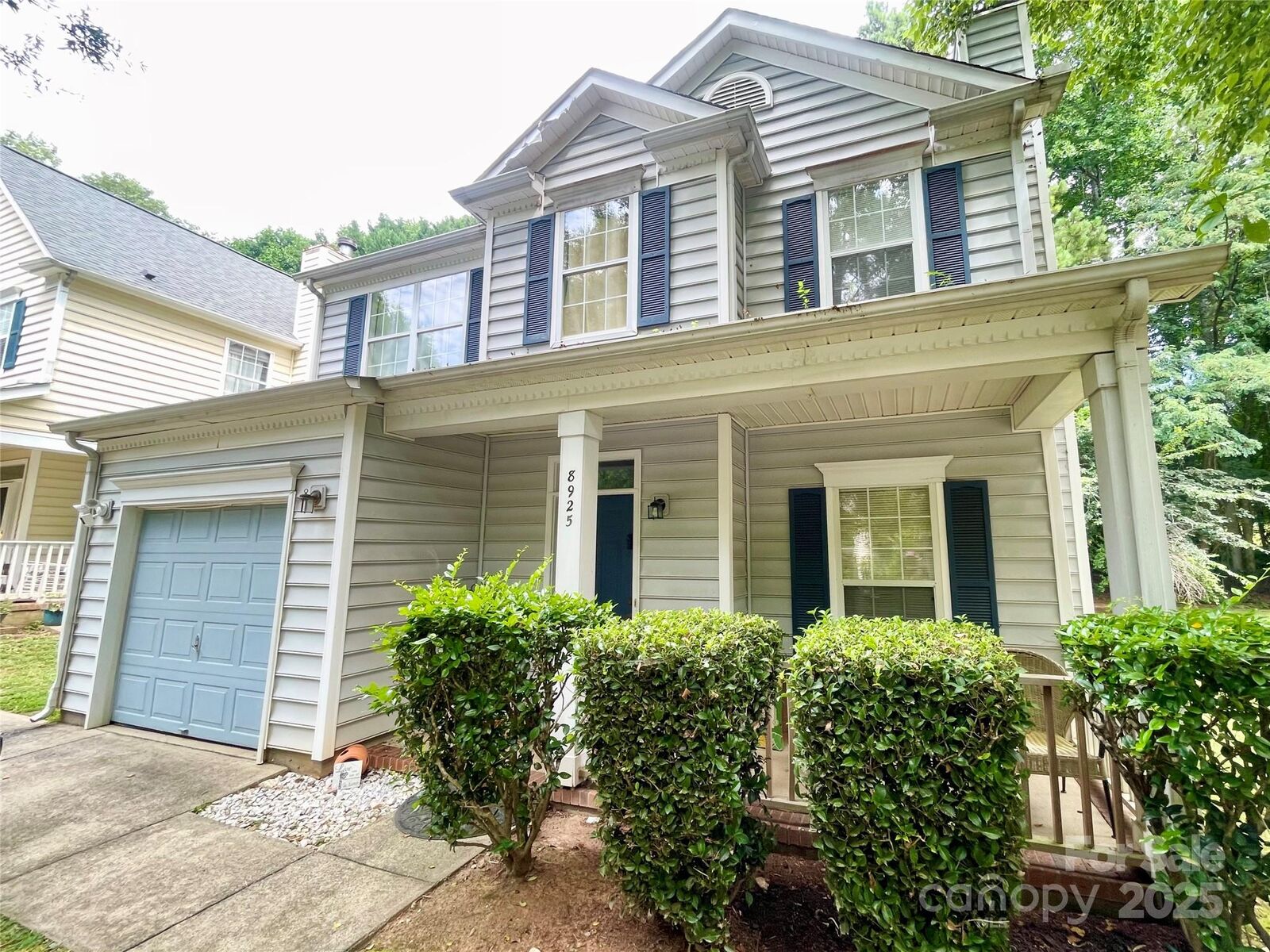 Property Photo: 8925 Trentsby Place NC 28216
