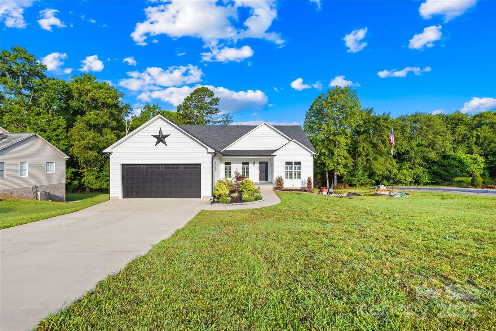 Property Photo: 300 Hidden Creek Drive NC 28152