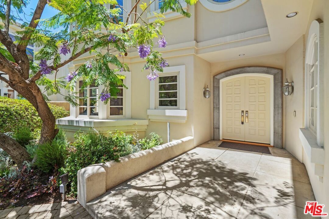 Property Photo:  2293 Stratford Cir  CA 90077 