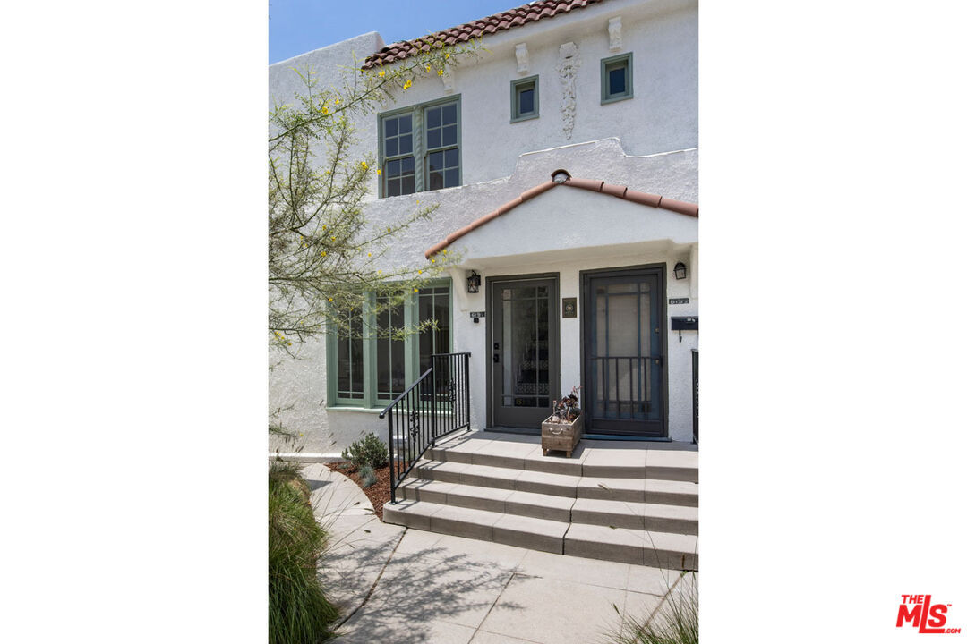 Property Photo: 619 1/4 N Sycamore Ave CA 90036