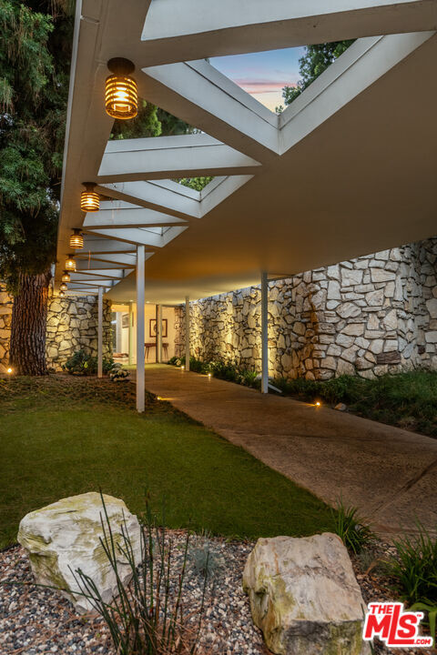 Property Photo:  1010 N Rexford Dr  CA 90210 