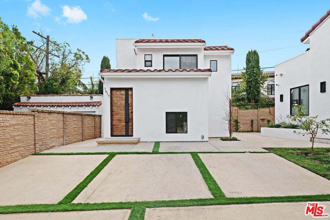 Property Photo:  1417 Crestview Ct  CA 90024 