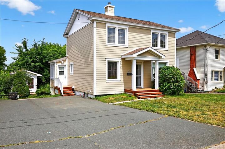 243 York Street  Bathurst NB E2A 1G9 photo