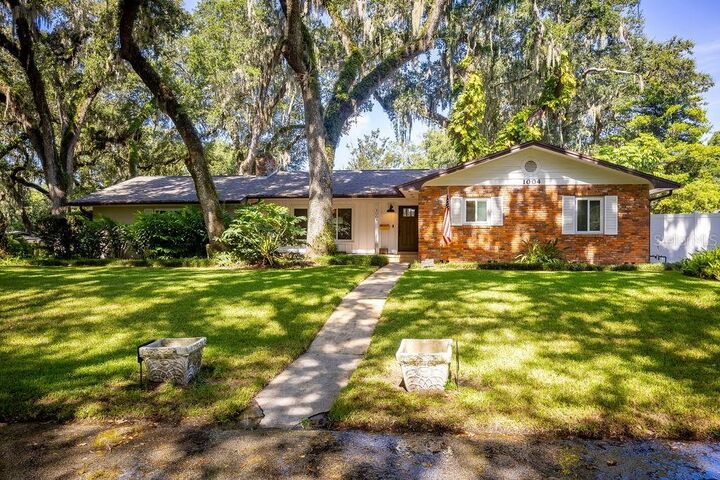 Property Photo:  1004 Gregory Drive  FL 32751 