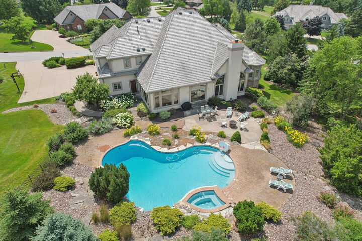 Property Photo:  1012 N Bluespruce Cir  WI 53029 