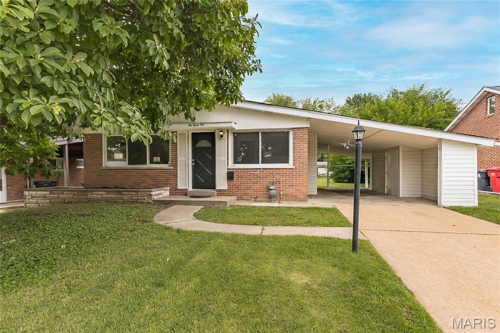 Property Photo: 1085 Grenoble Lane MO 63033
