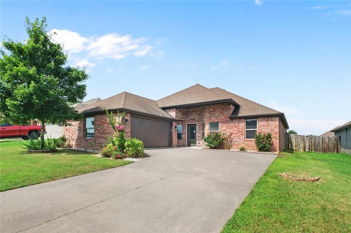 Property Photo:  904 SW Caprington Street  AR 72712 