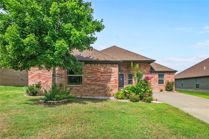 Property Photo:  904 SW Caprington Street  AR 72712 