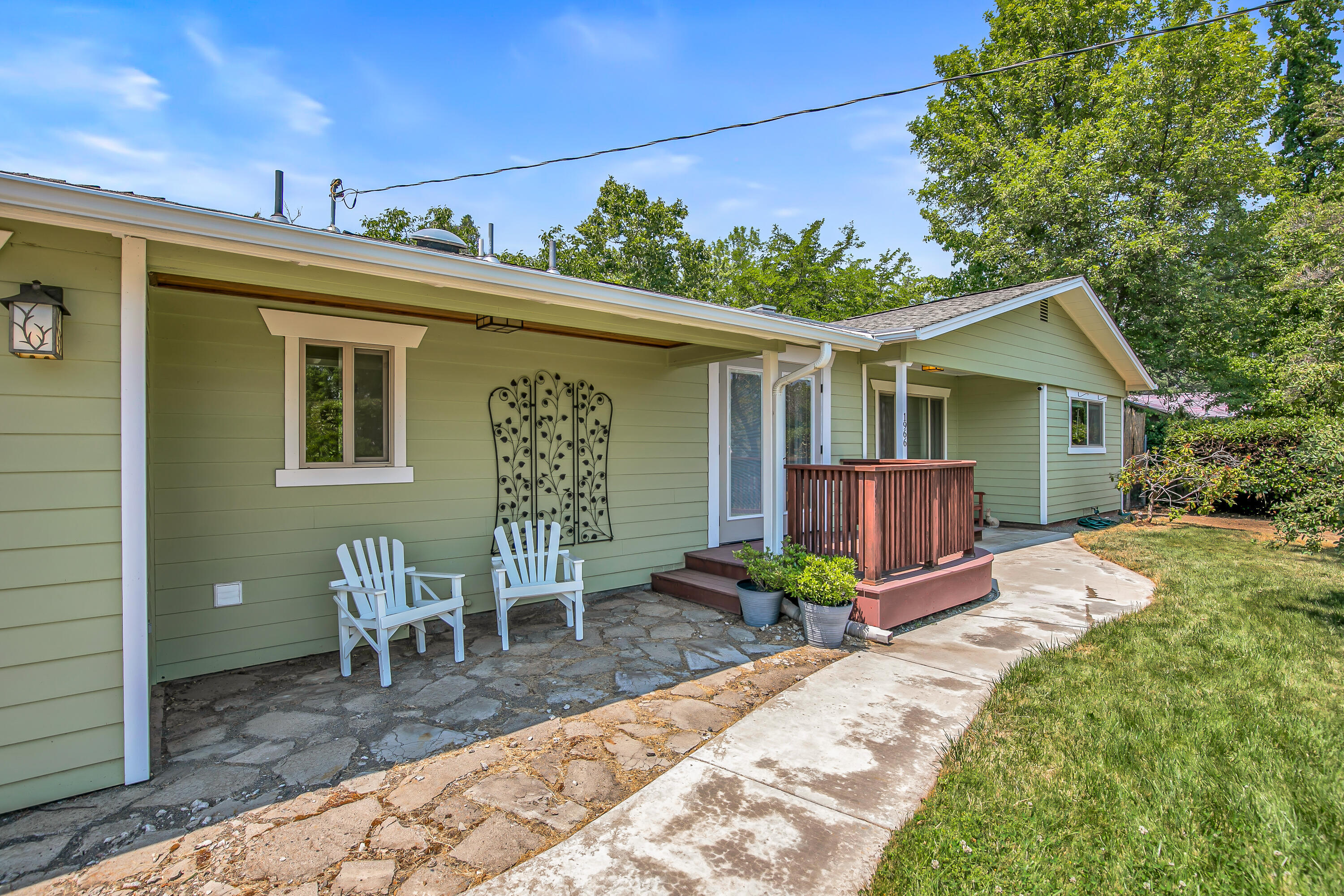 Property Photo: 1966 Dale Street OR 97501