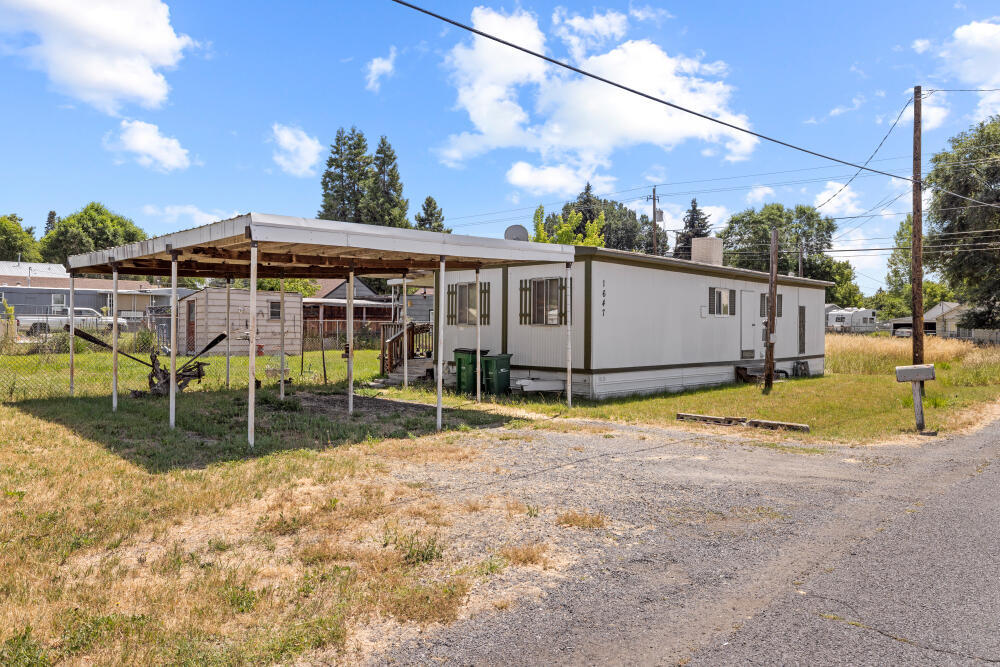 Property Photo: 1647 Hope Street OR 97603