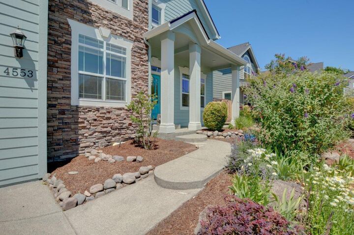 MLS#220205993: 4553 Wolf Run Drive, Medford, OR 97504
