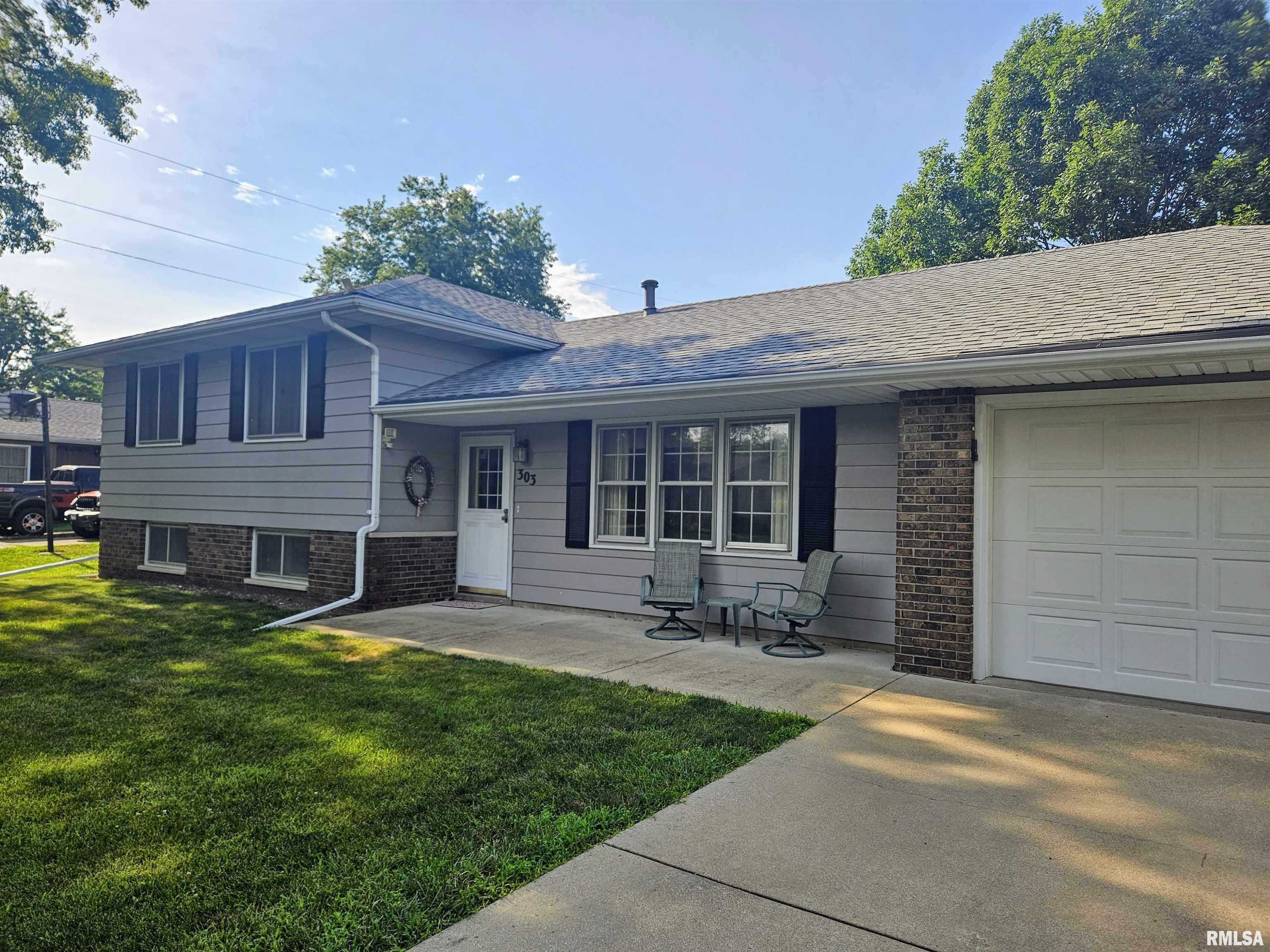 Property Photo: 303 E Park Street IL 61533