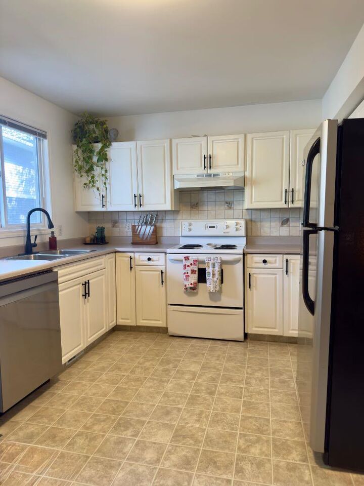 Photo de la propriété:  552 Regal Park NE  AB T2E 0S6 