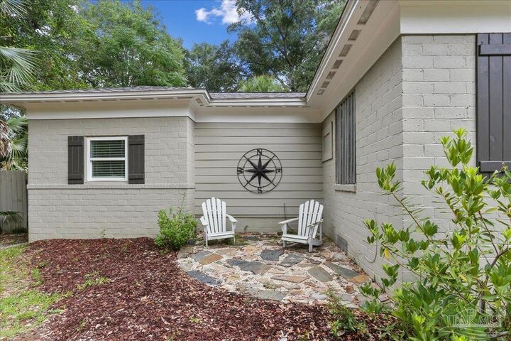 Property Photo:  1905 E Scott St  FL 32503 