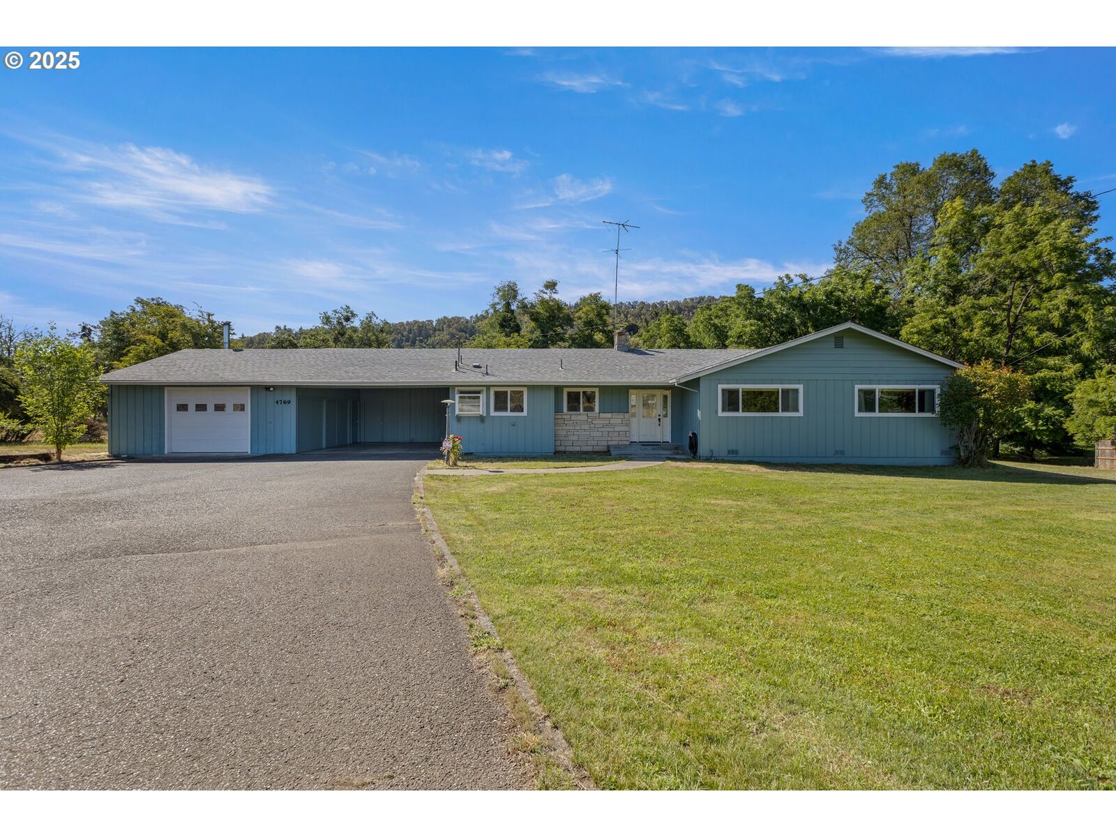 Property Photo: 4769 N Umpqua Hwy OR 97470