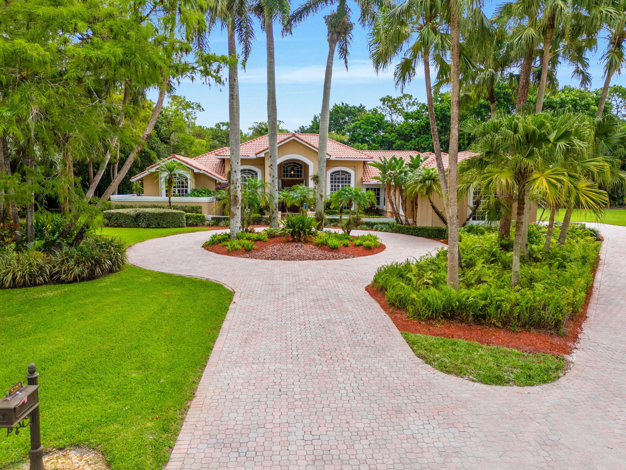 Property Photo:  5285 E Leitner Drive  FL 33067 