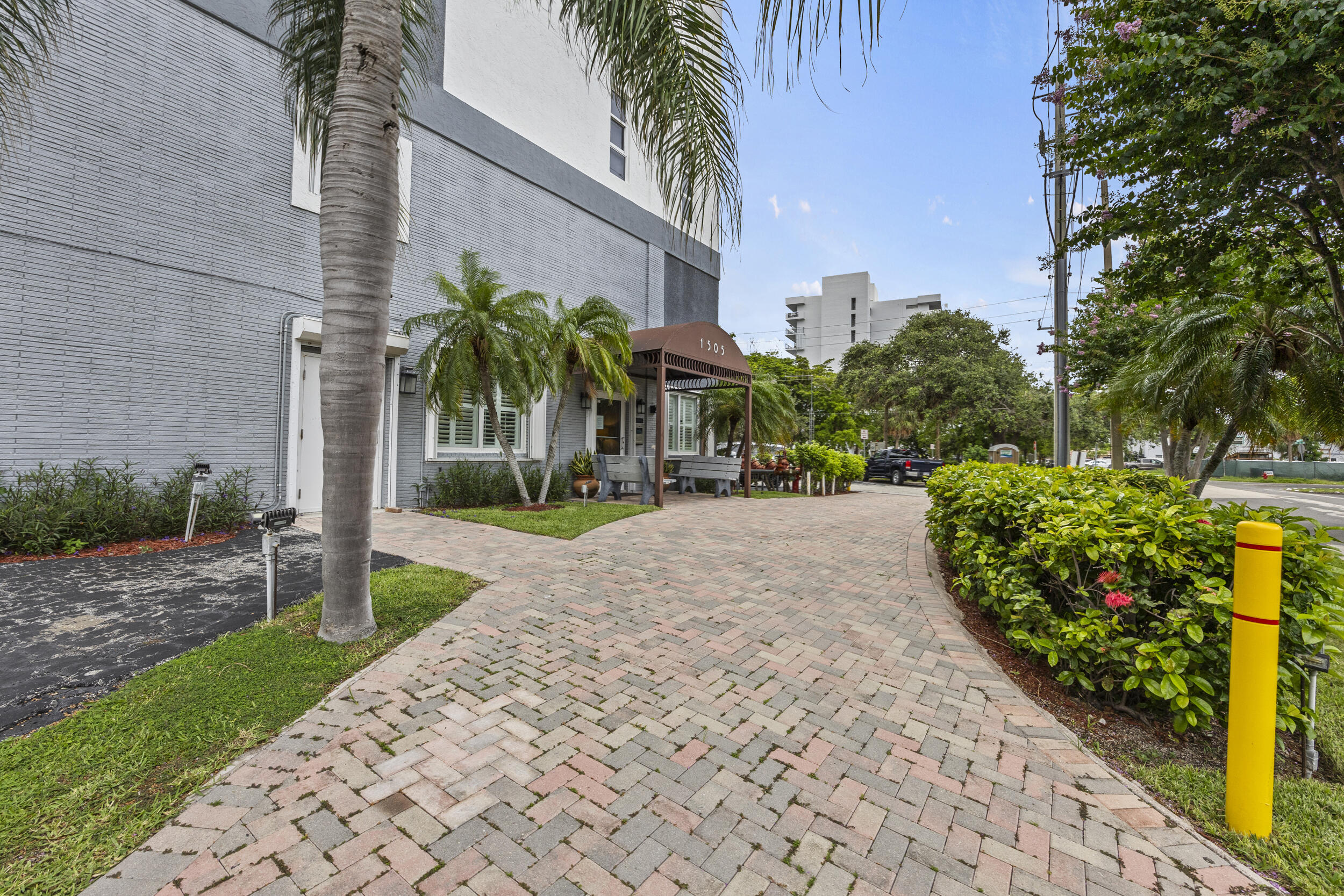 Property Photo: 1505 N Riverside Drive 1002 FL 33062