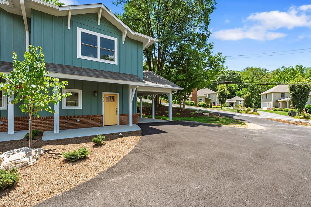 Property Photo: 257 N Church St VA 24354