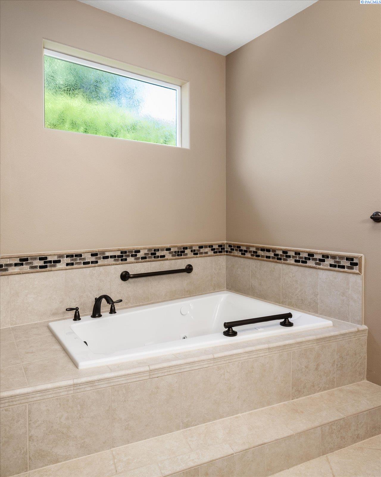 Property Photo: 326 Rachel Rd WA 99338-8316