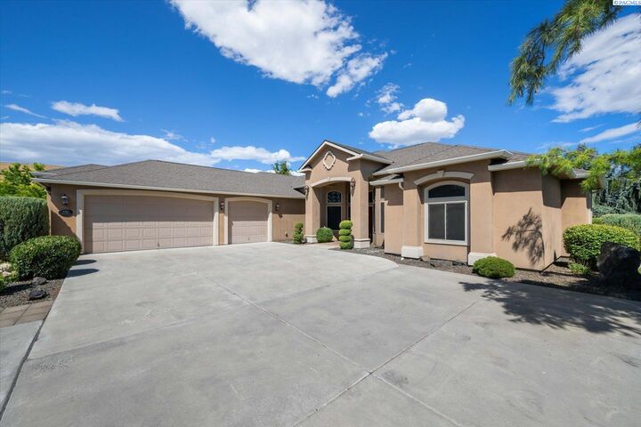 Property Photo: 326 Rachel Rd WA 99338-8316
