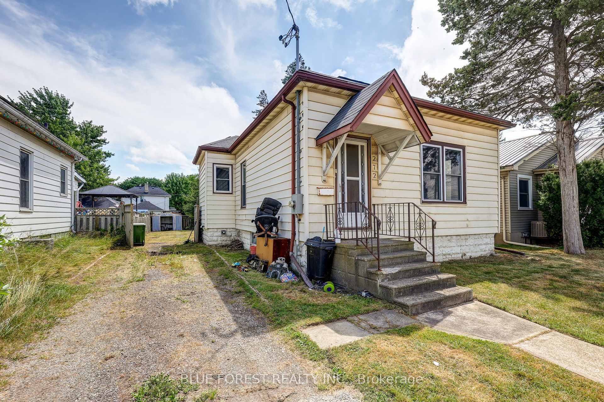 Property Photo: 272 Wellington Street N ON N5R 2S8