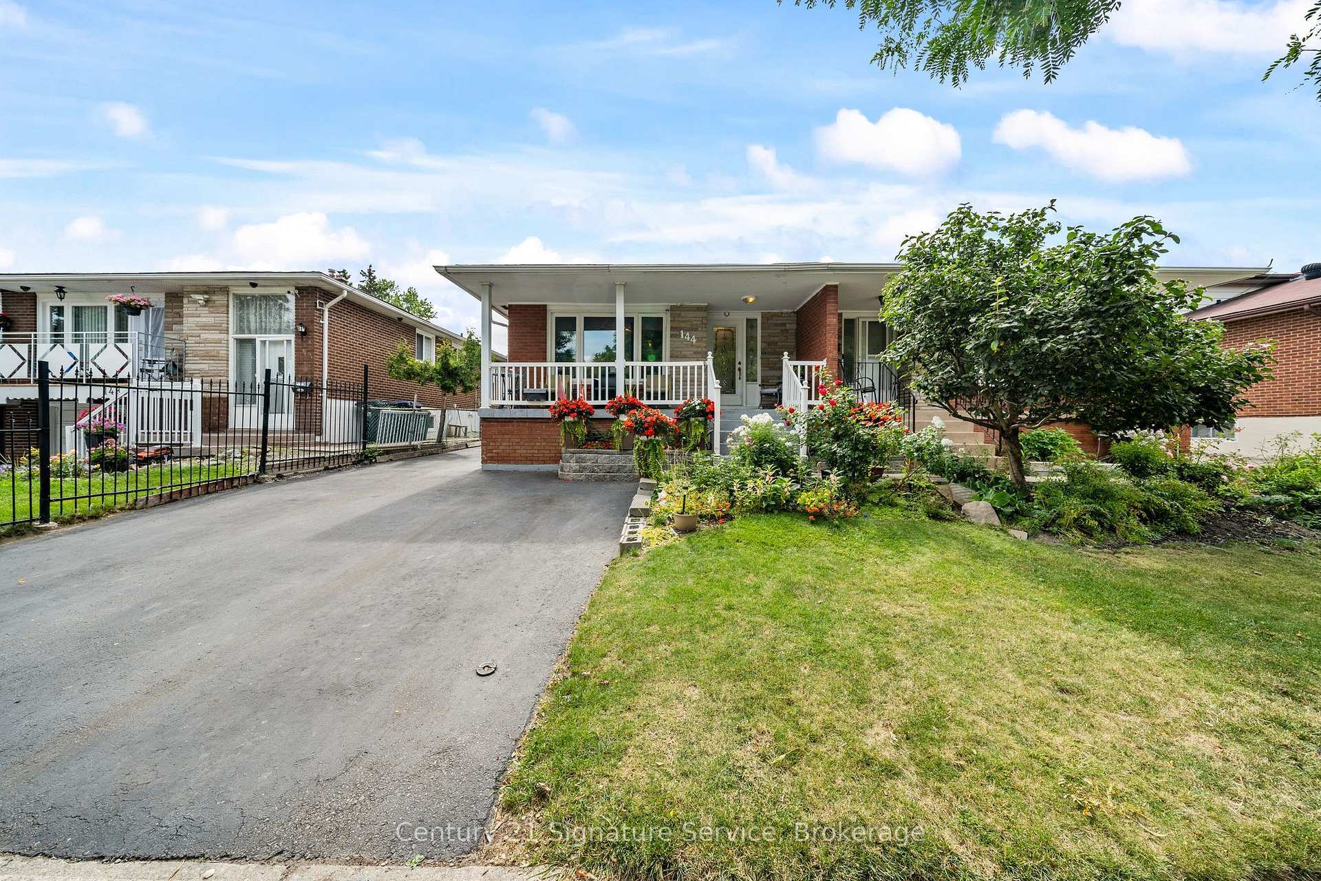 Photo de la propriété: 144 Voltarie Crescent ON L5A 2A4