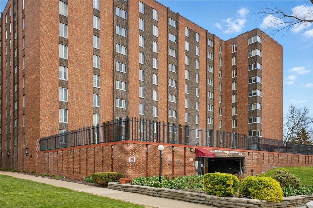 Property Photo: 5 Bayard Road 500 PA 15213