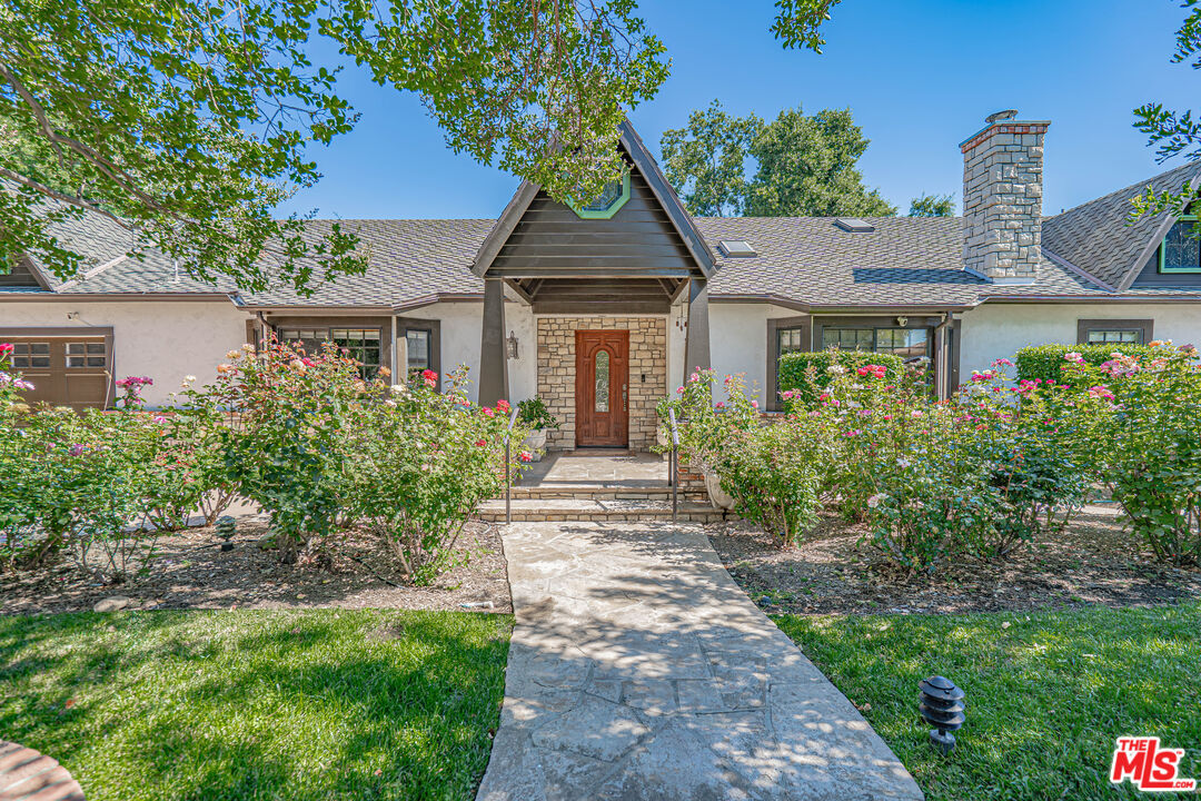 Property Photo: 22651 Calvert St CA 91367