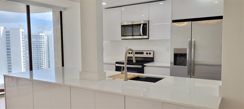 Property Photo: 19355 Turnberry Way 23F FL 33180