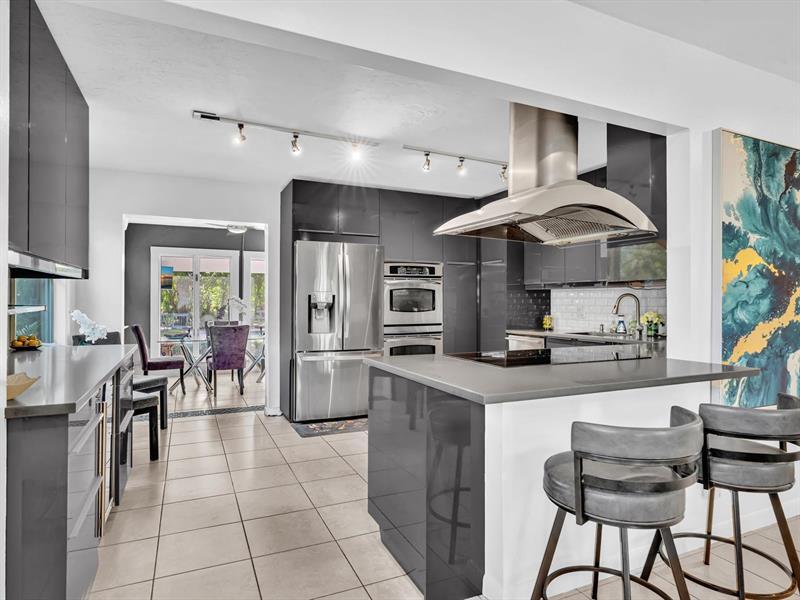 Property Photo: 1124 NE 18th Ave FL 33304