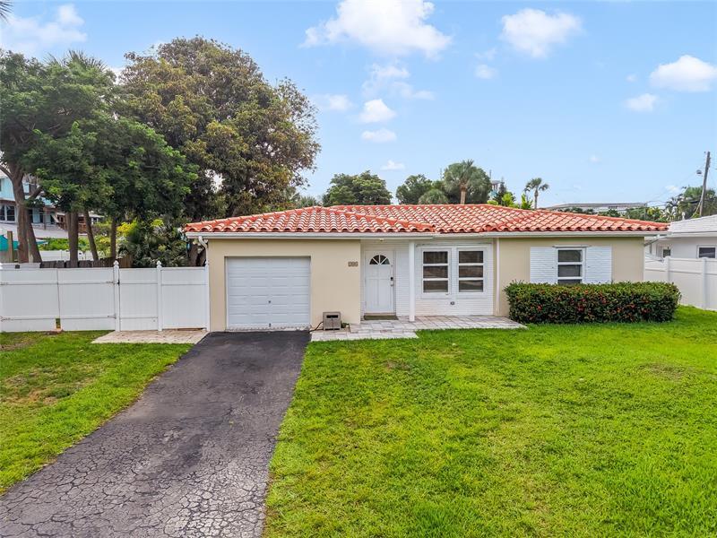 Property Photo: 208 S Riverside Dr FL 33062