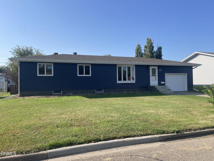 Property Photo:  1011 4th Avenue N  ND 58356 