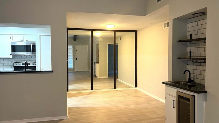 Property Photo: 1100 Augusta Drive 40 TX 77057
