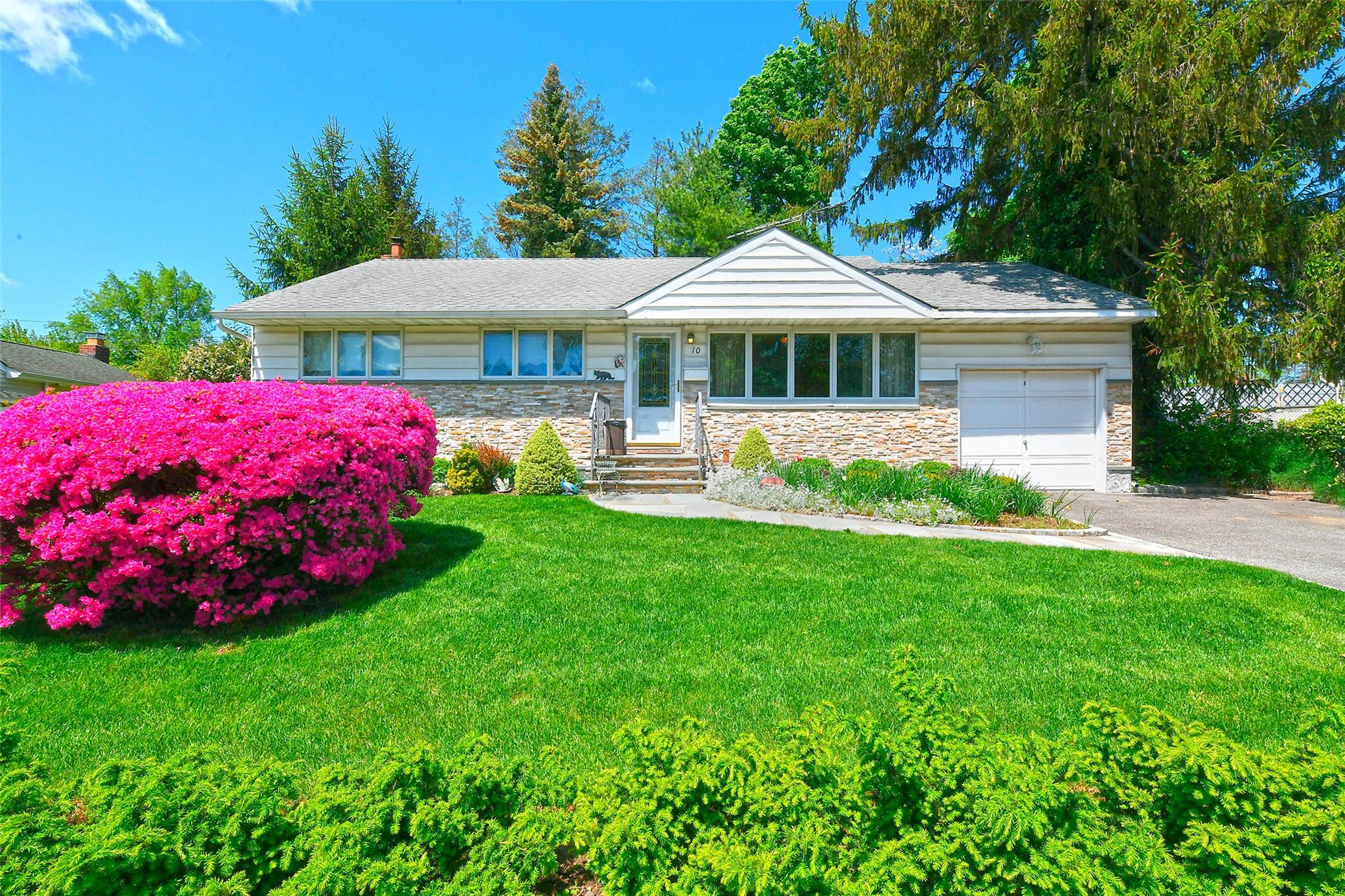 Property Photo:  10 Lee Place  NY 11804 