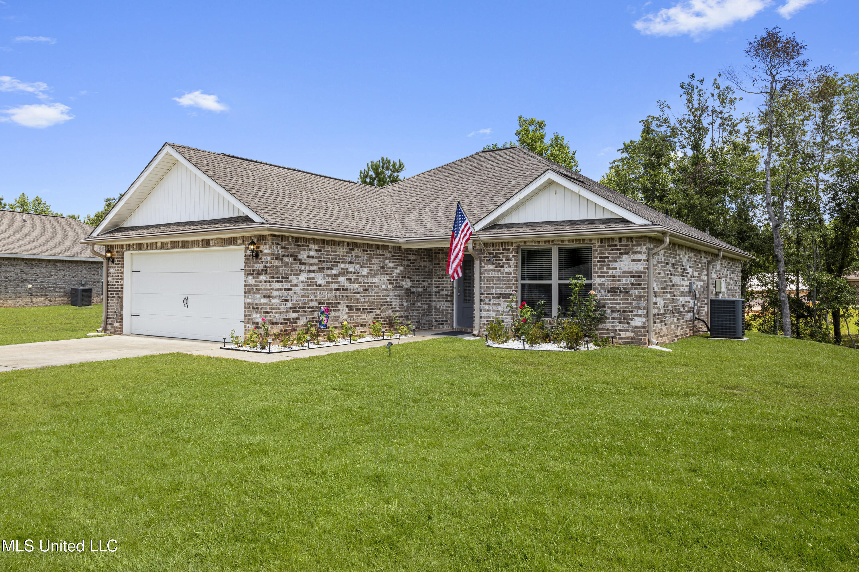 Property Photo:  6 Sugarloaf Lane  MS 39573 