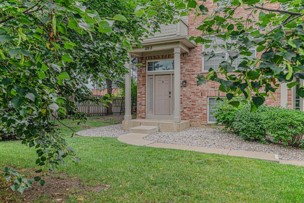 Property Photo: 119 Blackhawk Court 5 IL 60191