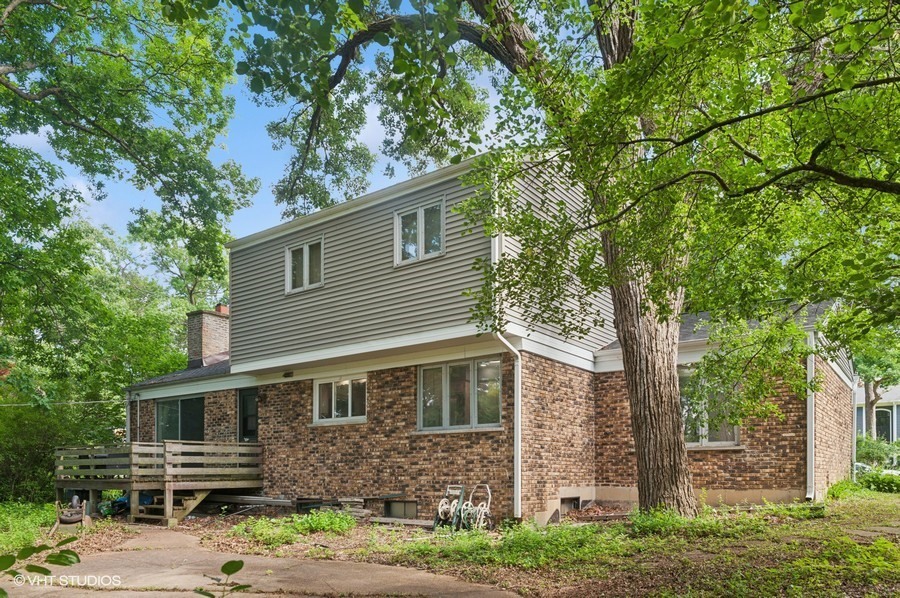 Property Photo: 104 E Louis Avenue IL 60045