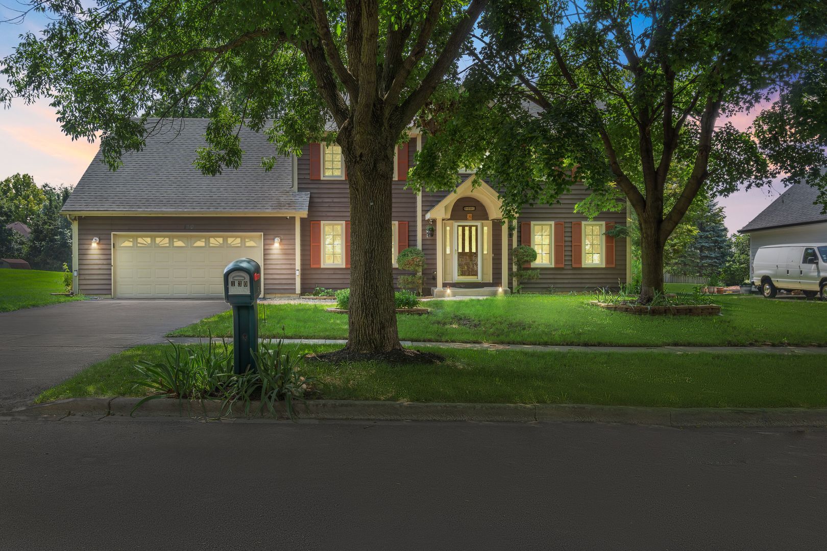 Property Photo: 130 Hill Court IL 60185