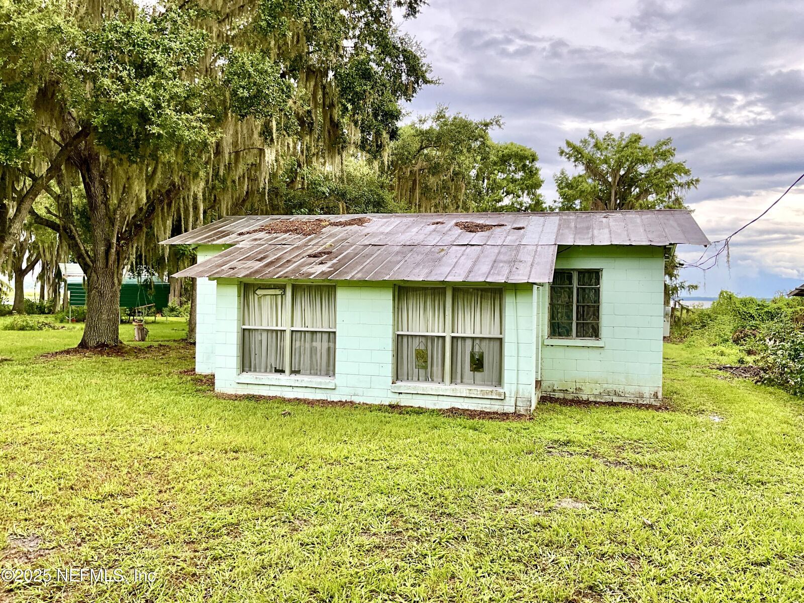 Property Photo:  16518 SE 207th Street  FL 32640 