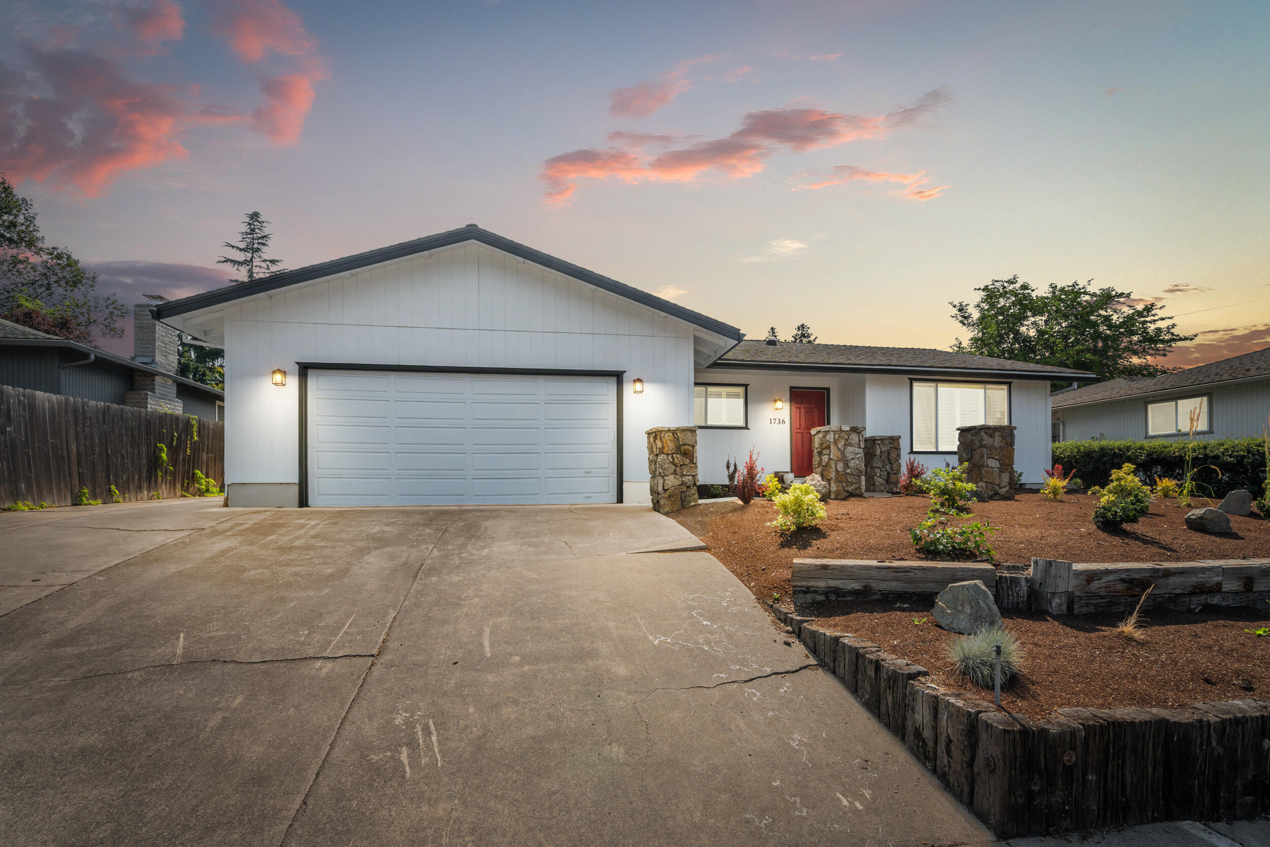 Property Photo: 1736 Inverness Drive OR 97504